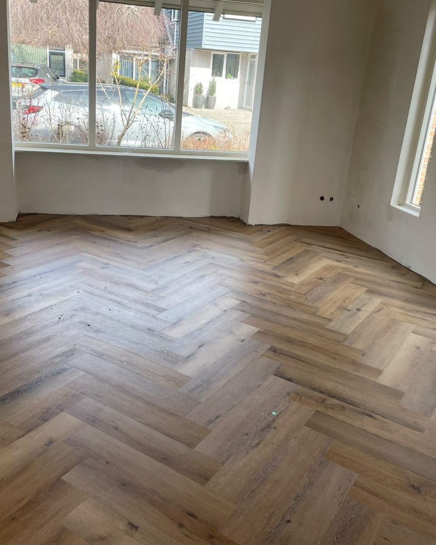 PVC vloer in houtlook, in visgraat gelegd in een woonkamer