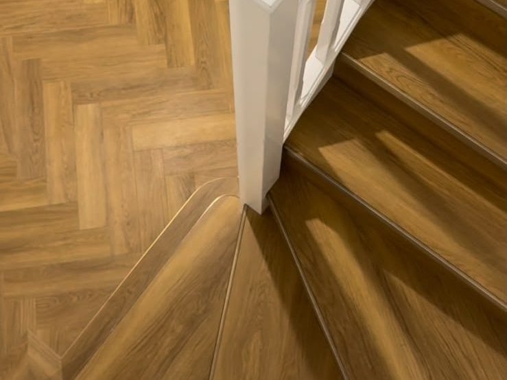 PVC vloer in houtlook, van dichtbij in strijklicht
