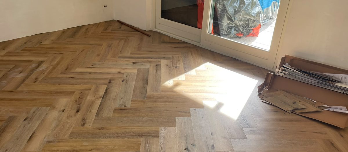 Houtlookvloer in een woonkamer in de regio Waalwijk, in de middagzon
