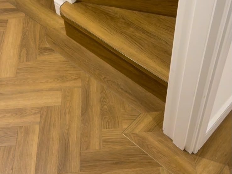 Vloer in een woning met een houten begane grondvloer, op een plaatlaag gelegd