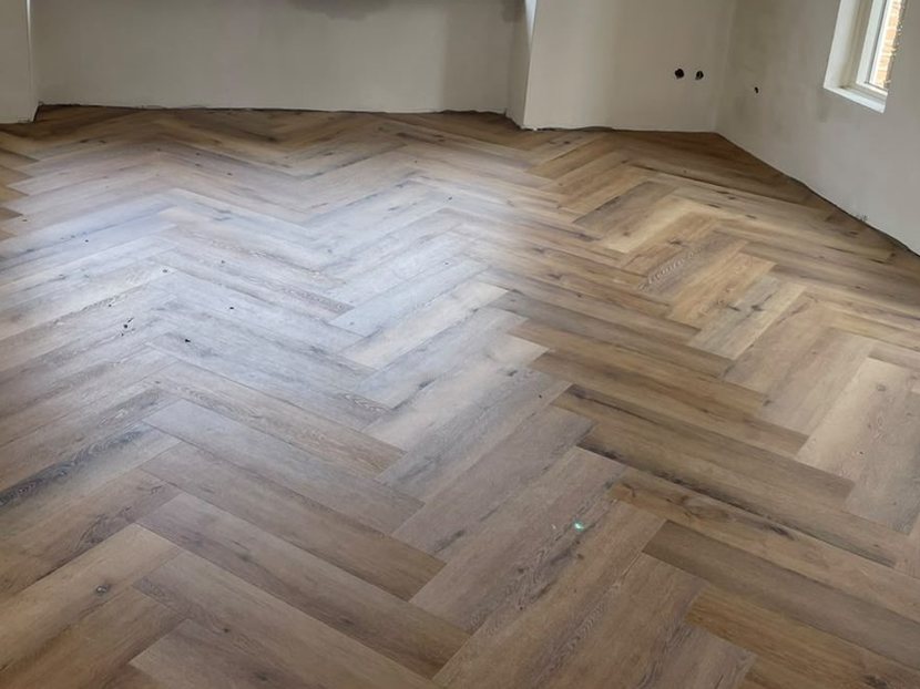 PVC visgraatvloer in een ruimte met vloerverwarming