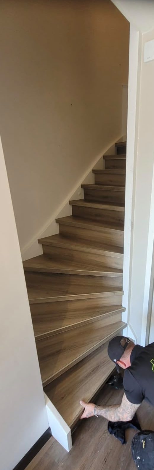 Dezelfde trap na de renovatie, met lichte houten overzettreden