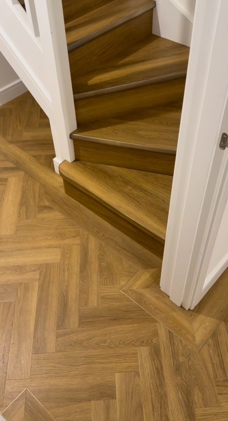 Houten trap met de visgraatvloer eronder doorlopend